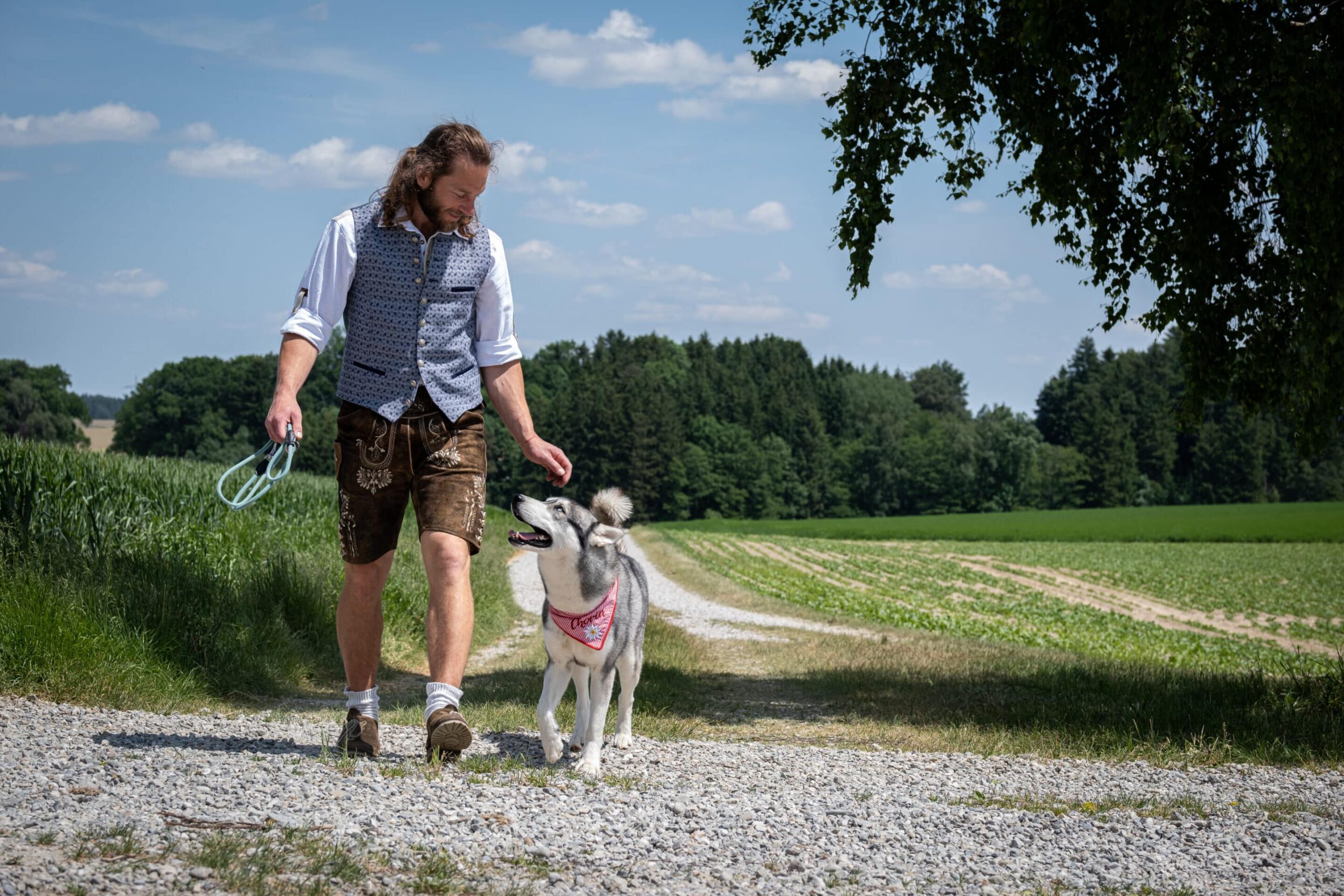 Simon läuft mit Thorin im Freilauf auf einem Feldweg